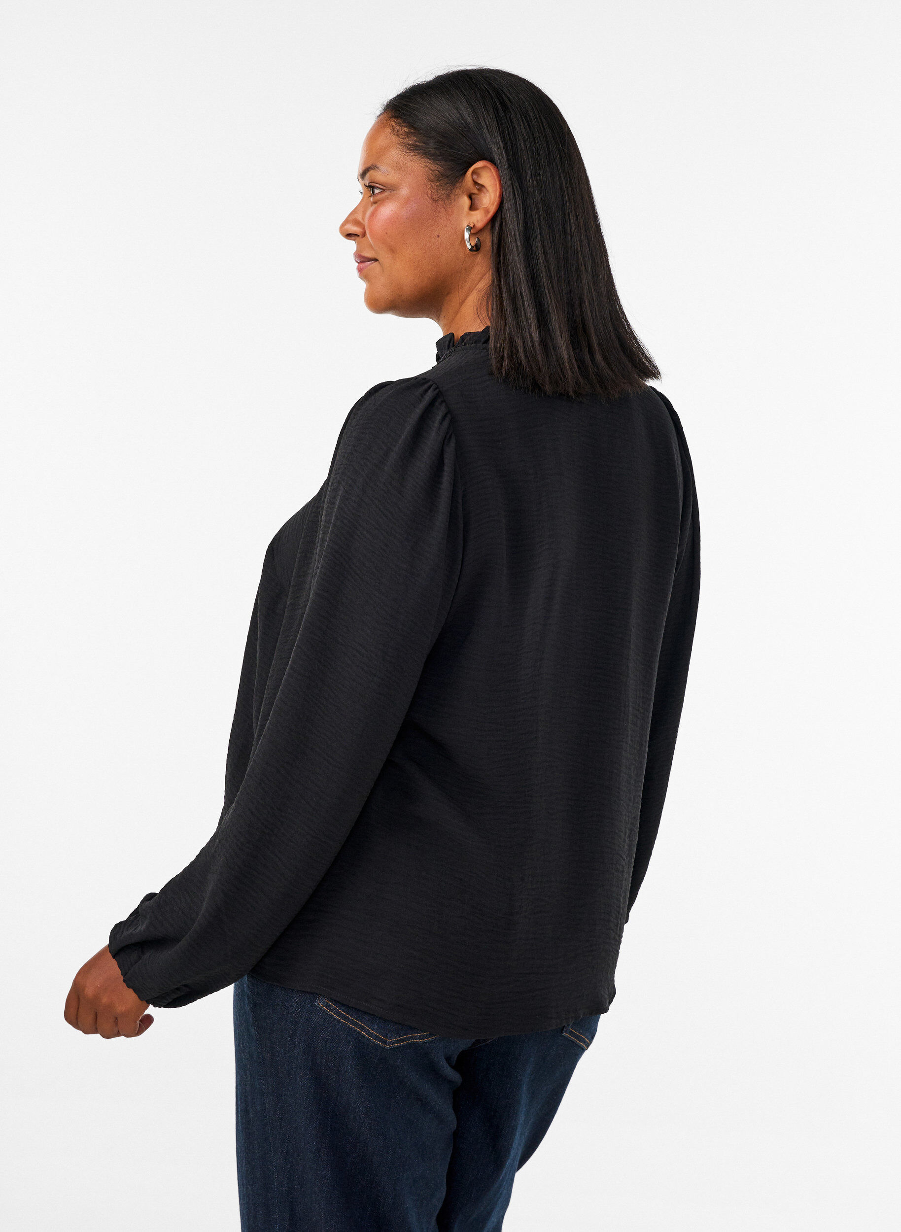 ZizziBluse med V-hals og heklet b&aring;nd, Svart, Model image number 2