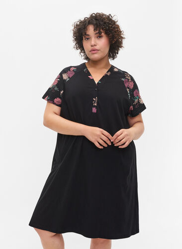 Kortermet nattkjole i bomull med mønster, Black AOP Flower, Model image number 0