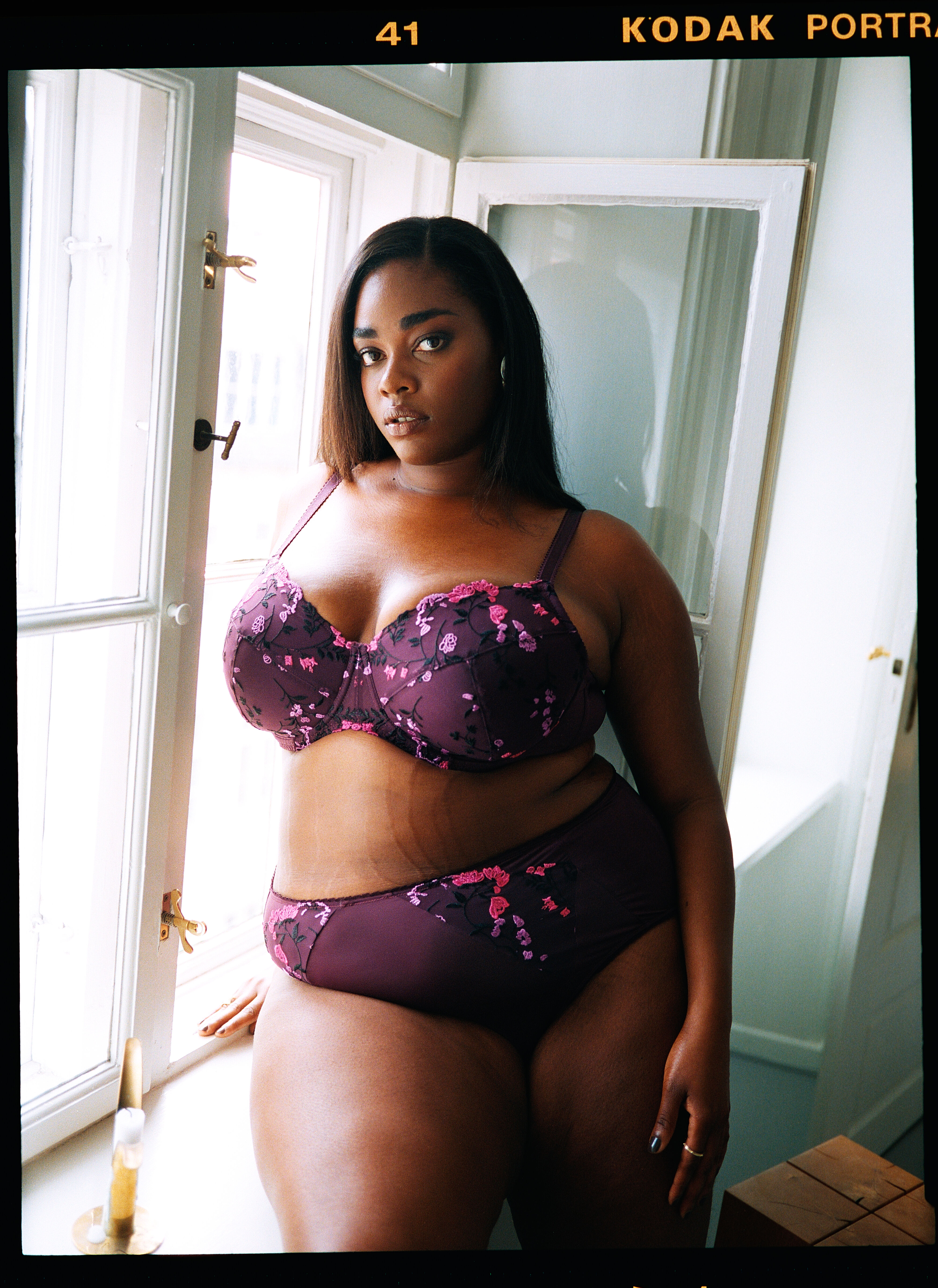 Zizzi Blomsterdetaljer  , , Model