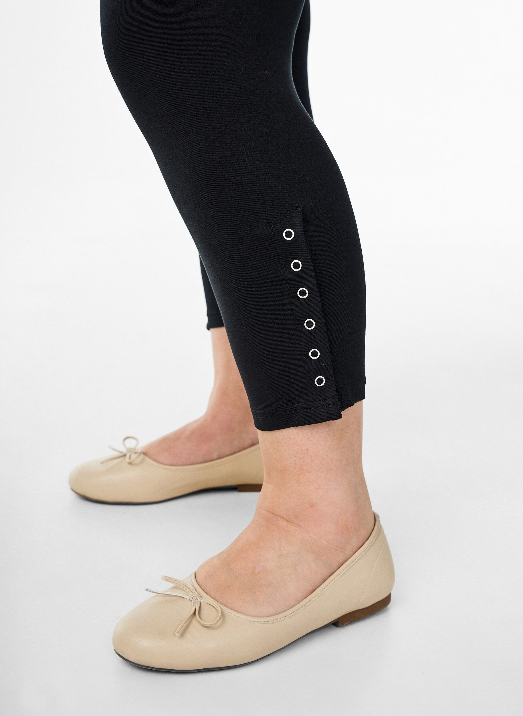 Zizzi 3/4-leggings med knapper, Svart, Model image number 3