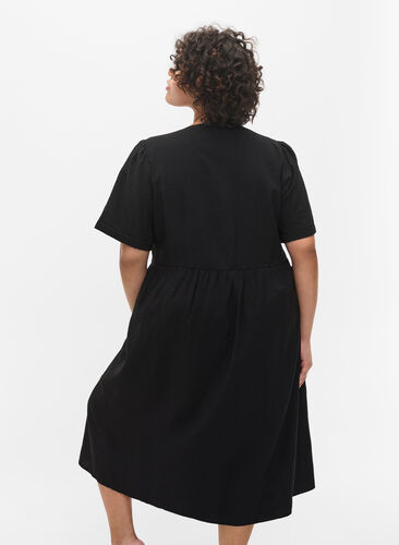 Kortermet kjole med knapper og lommer, Black, Model image number 1