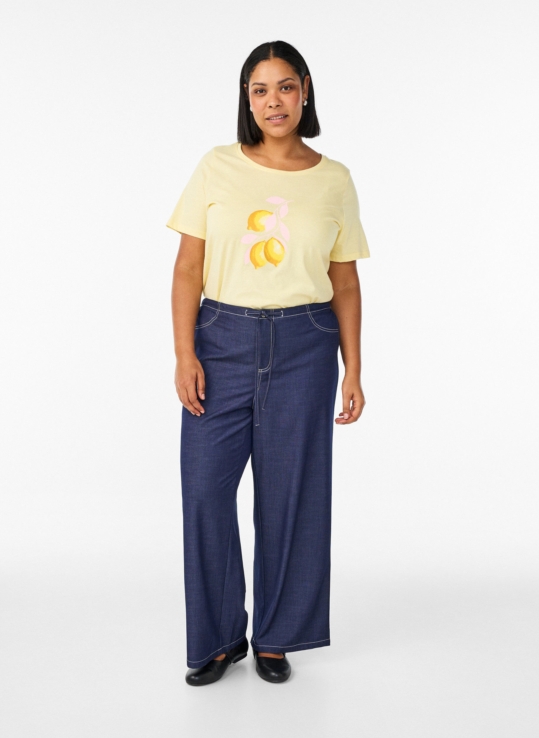 Plagg i denim med kontrasts&oslash;mmer, Bl&aring;, Model