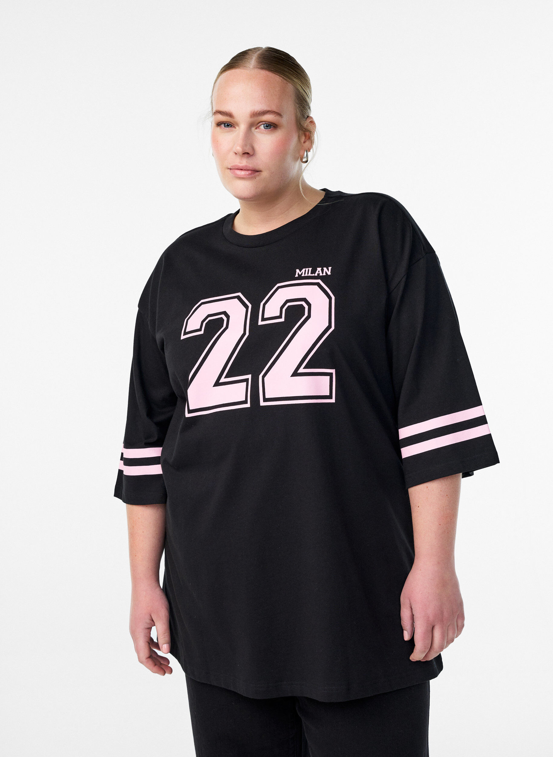 Oversized college T-skjorte med 3/4 ermer, Svart, Model
