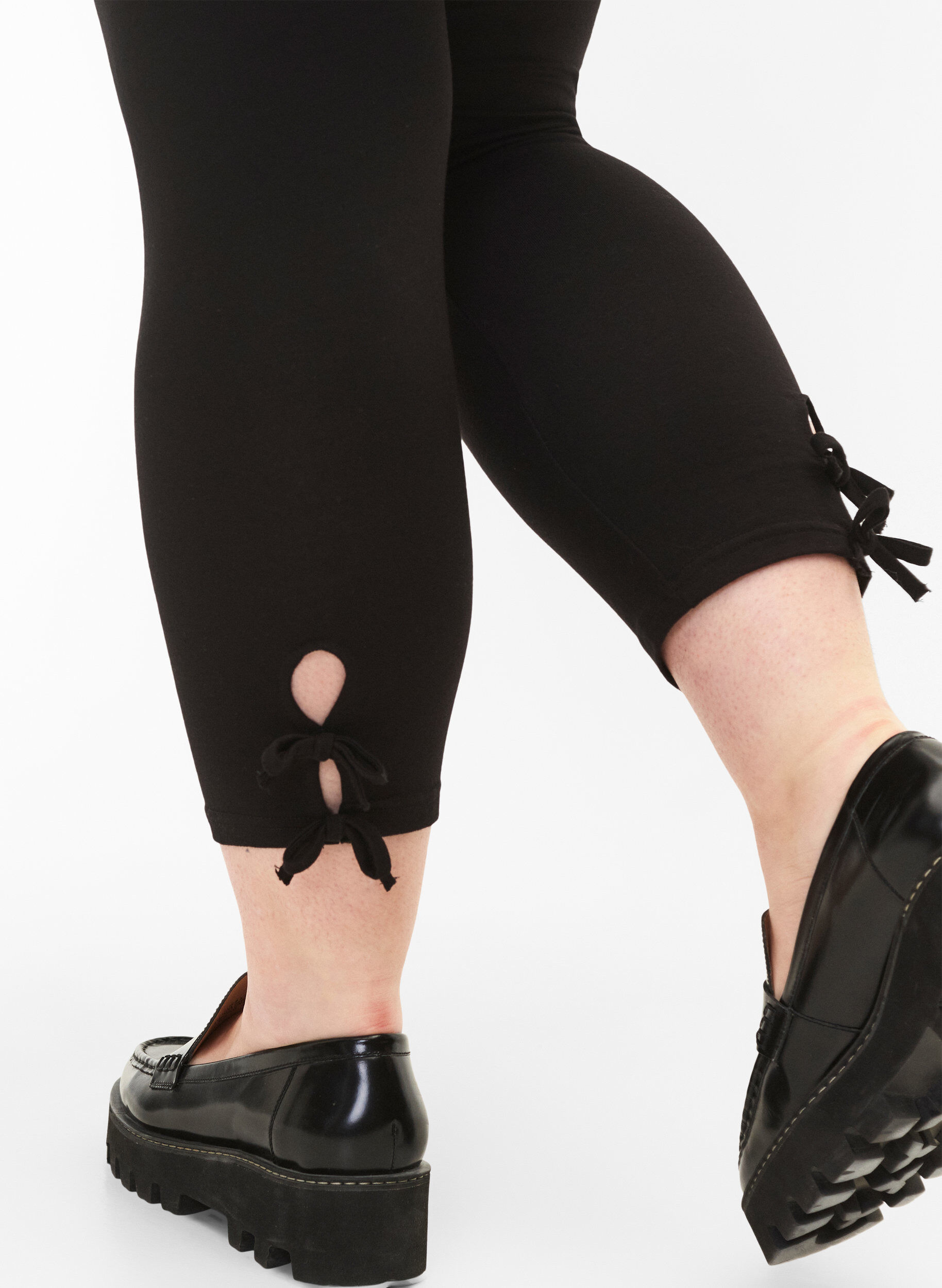 Zizzi 3/4-leggings i viskose med sl&oslash;yfe, Black, Model image number 2