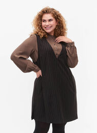 Pinstripet V-hals Spencer kjole, Black W. Pinstripe, Model