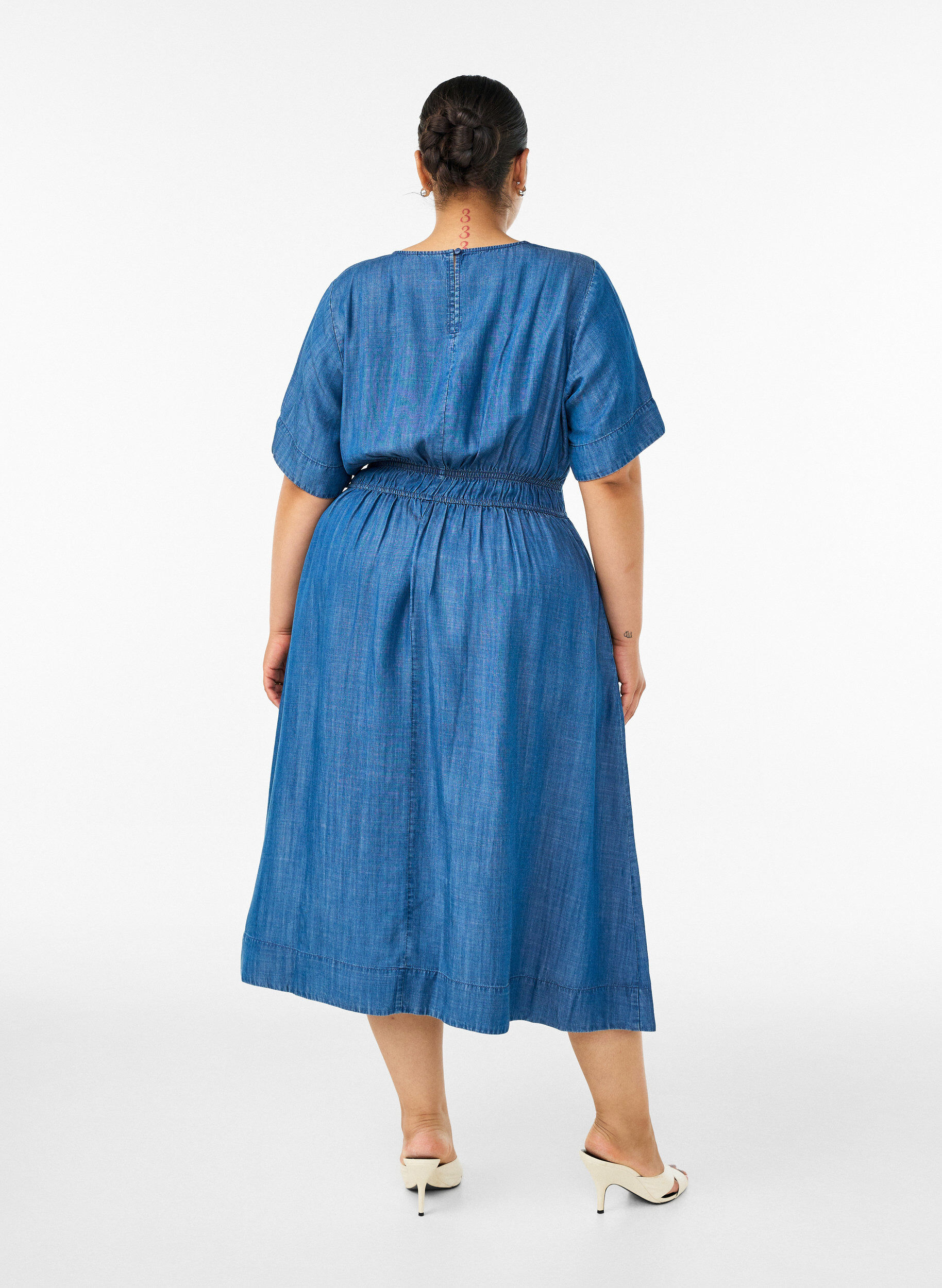 ZizziMidikjole i plagg i denim med elastisk midje, Bl&aring;, Model image number 1