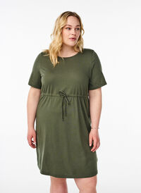 FLASH - Kort T-skjortekjole med bindebelte, Grønn FLASH - Kort T-skjortekjole med bindebelte, Grønn, Model