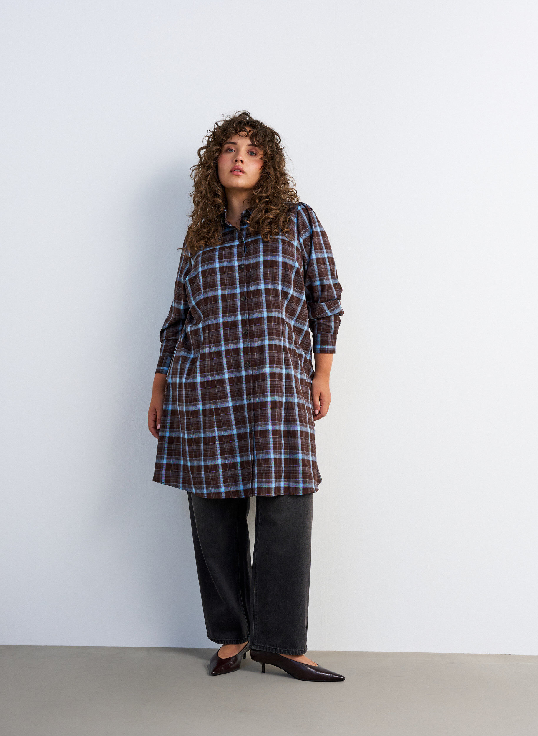 ZizziKnlang skjortekjole med rutem&oslash;nster, Brun, Model image number 3