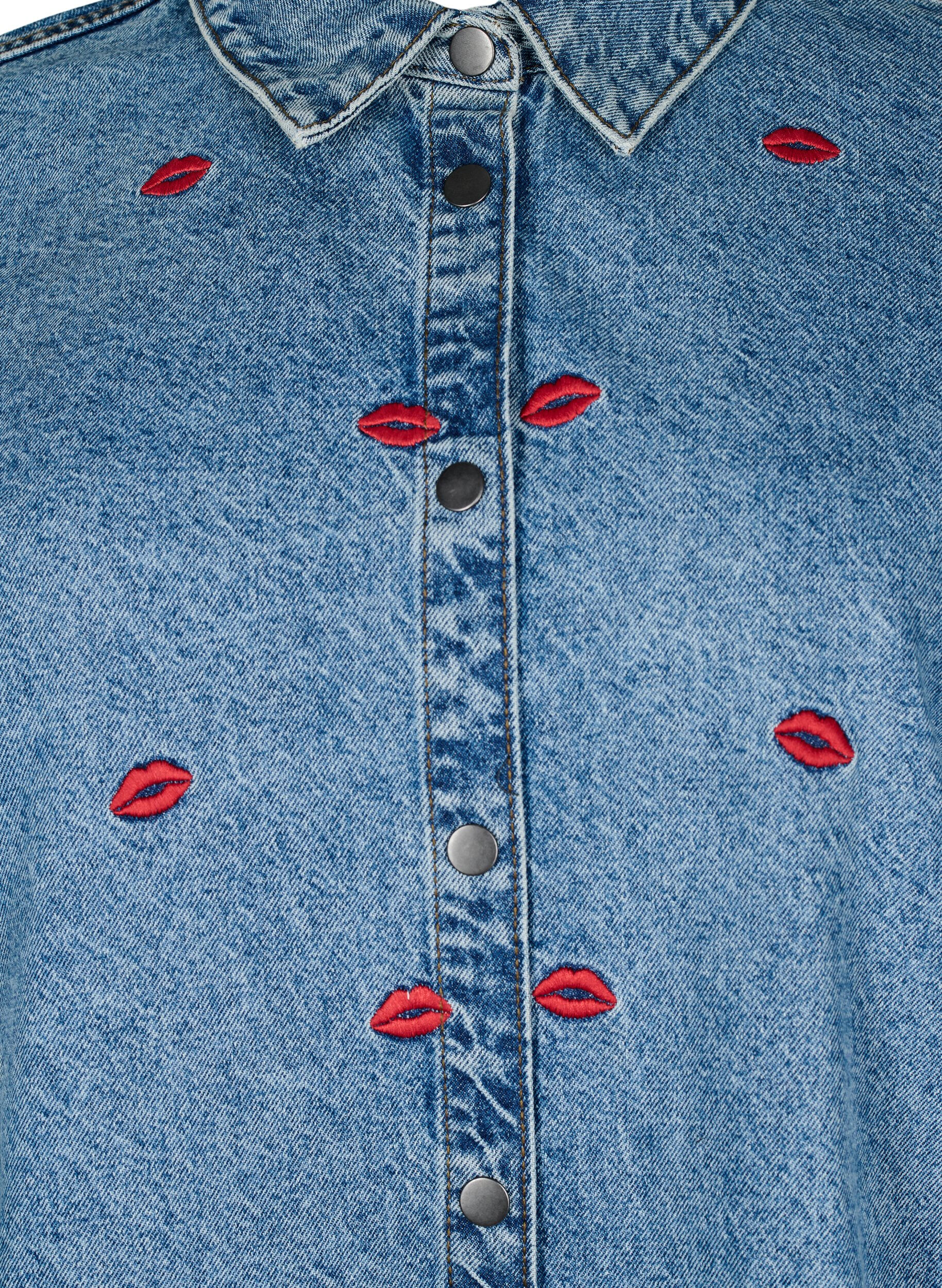 Zizzi L&oslash;s denimskjorte med broderte lepper, Light Blue Kiss, Packshot image number 2