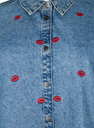 Zizzi Løs denimskjorte med broderte lepper, Light Blue Kiss, Packshot image number 2