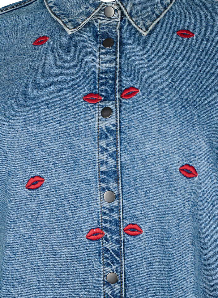 Løs denimskjorte med broderte lepper, Light Blue Kiss, Packshot image number 2