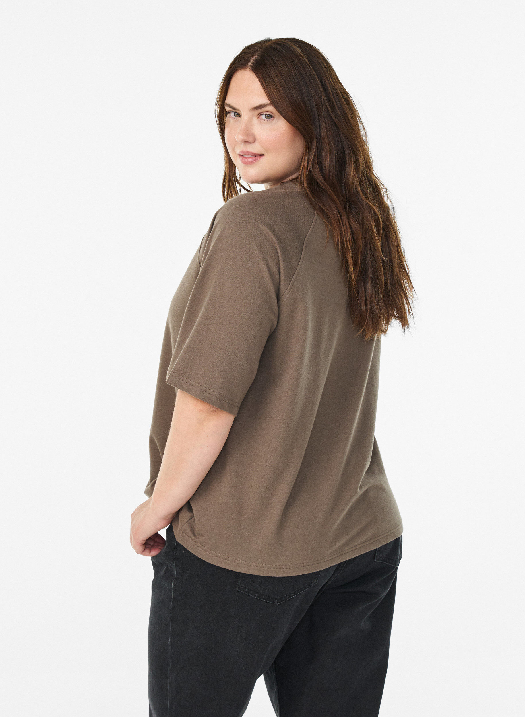 Zizzi Jerseybluse med 1/2 raglanermer, Brun, Model image number 2
