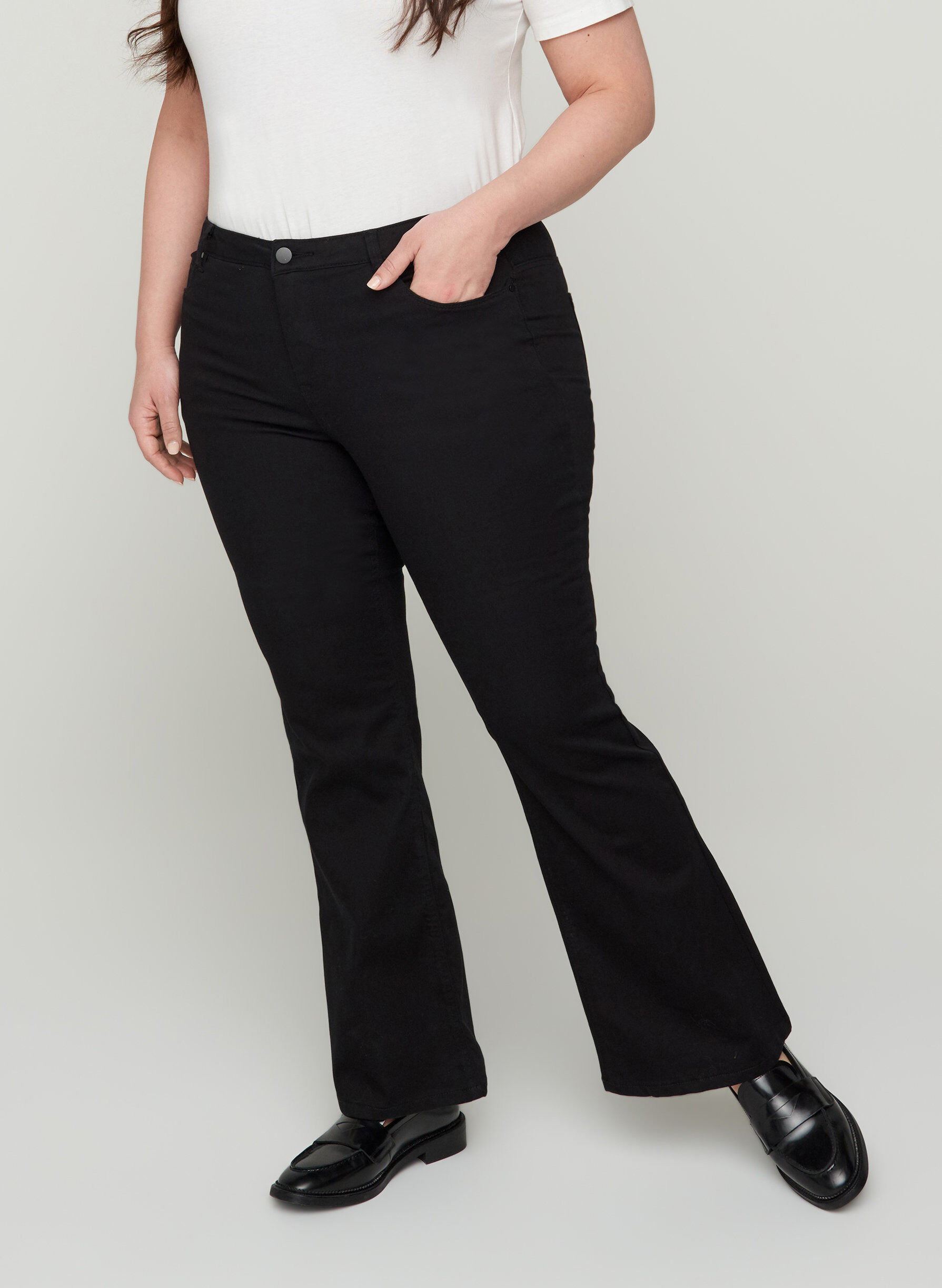 Zizzi Ellen bootcut jeans med h&oslash;yt liv, Black, Model image number 2