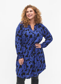 SJOKKPRIS - Kjole med trykk og snøring i midjen, Black Blue AOP, Model