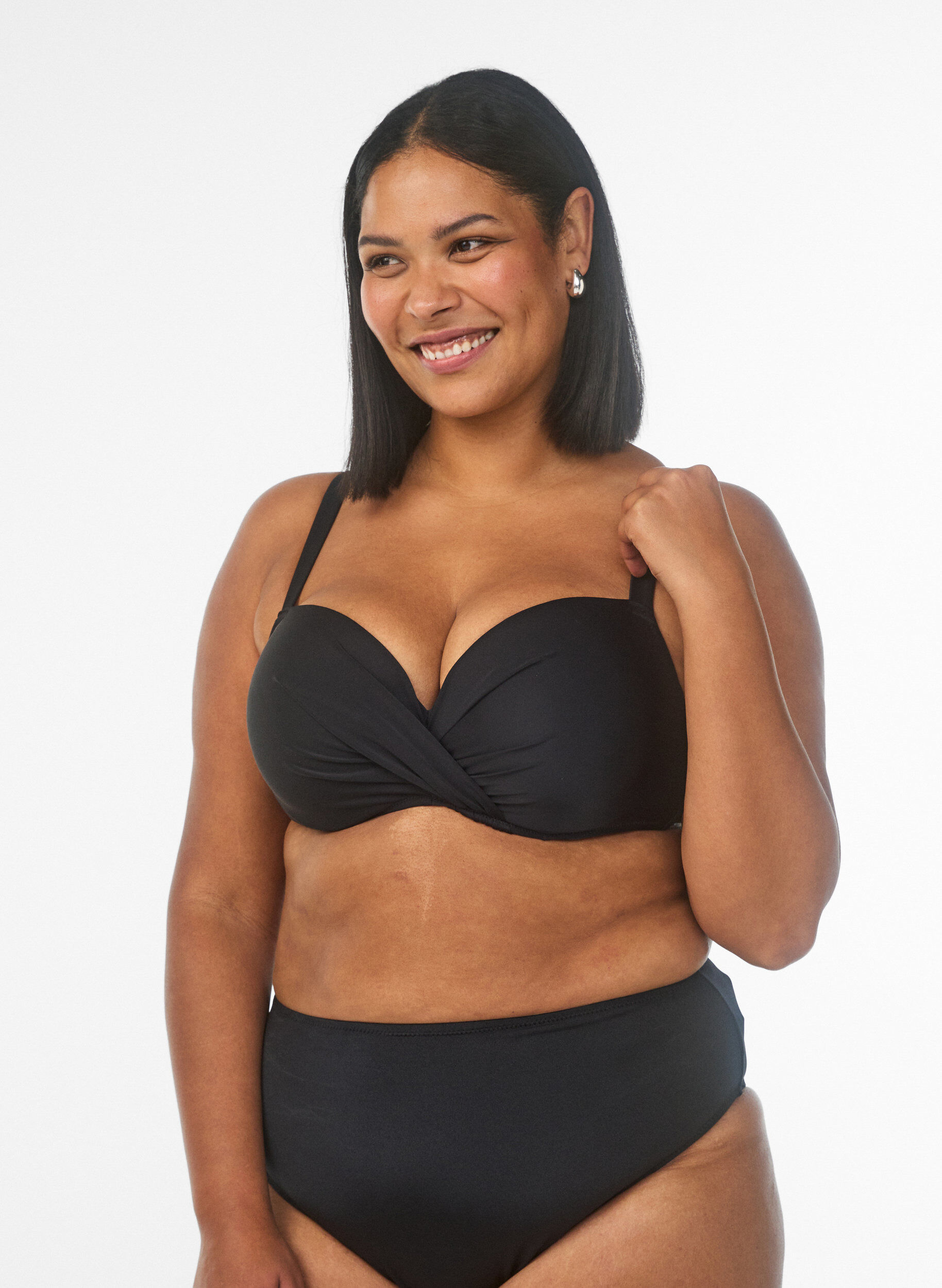 Bikinitopp med b&oslash;yle og drapering, Svart, Model