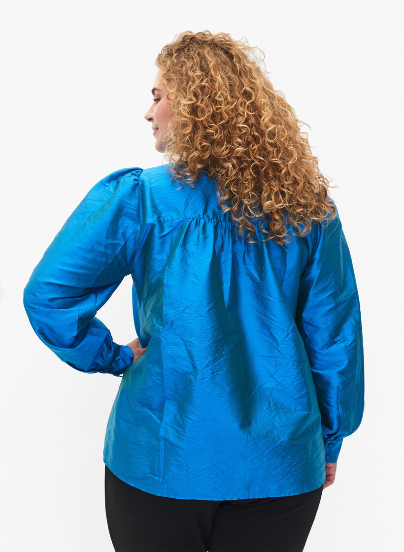 Skinnende skjortebluse med volanger, Diva Blue, Model image number 1