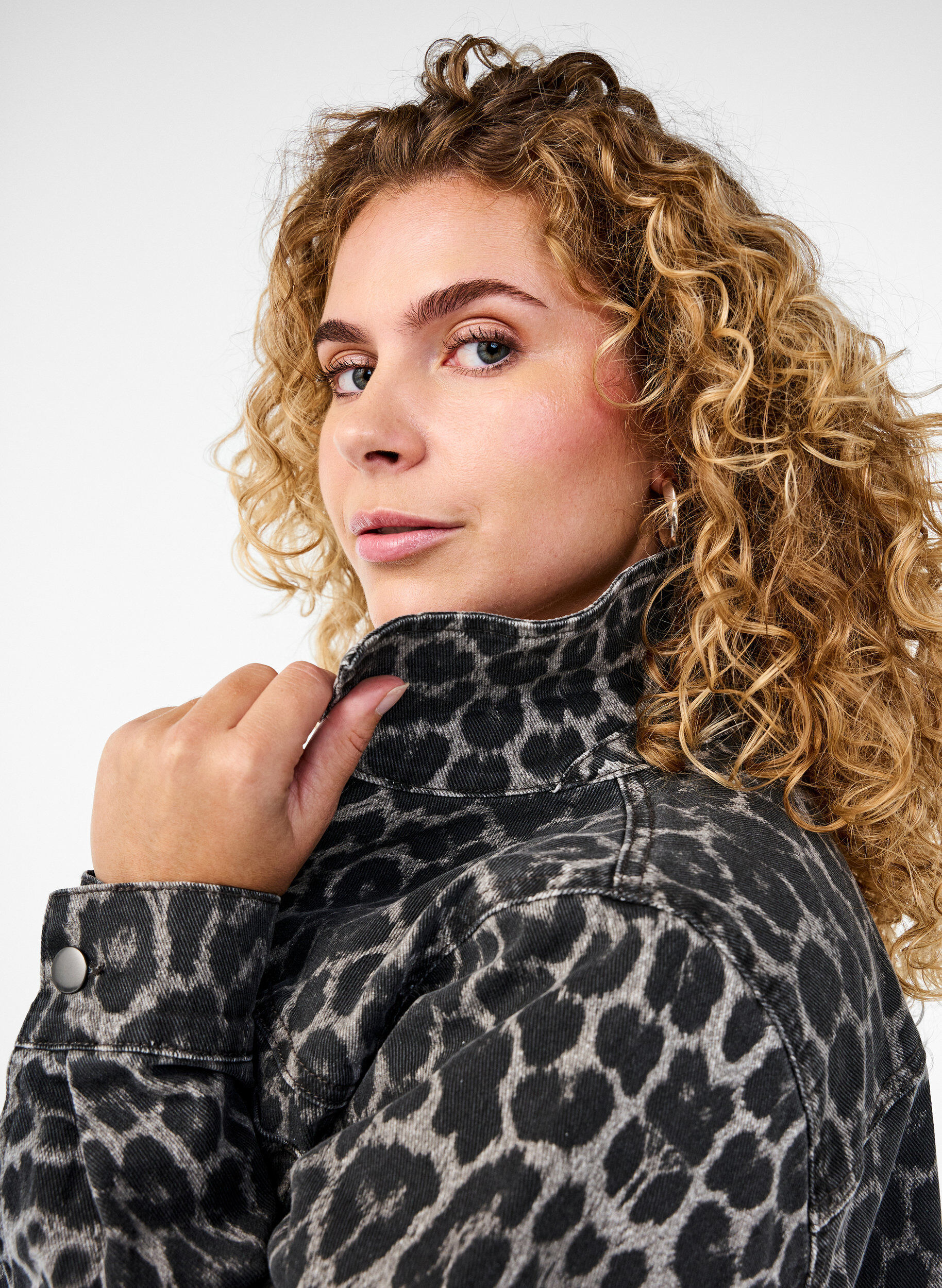 Zizzi Leopardm&oslash;nstret denimskjorte med knapper, Gr&aring;, Model image number 4