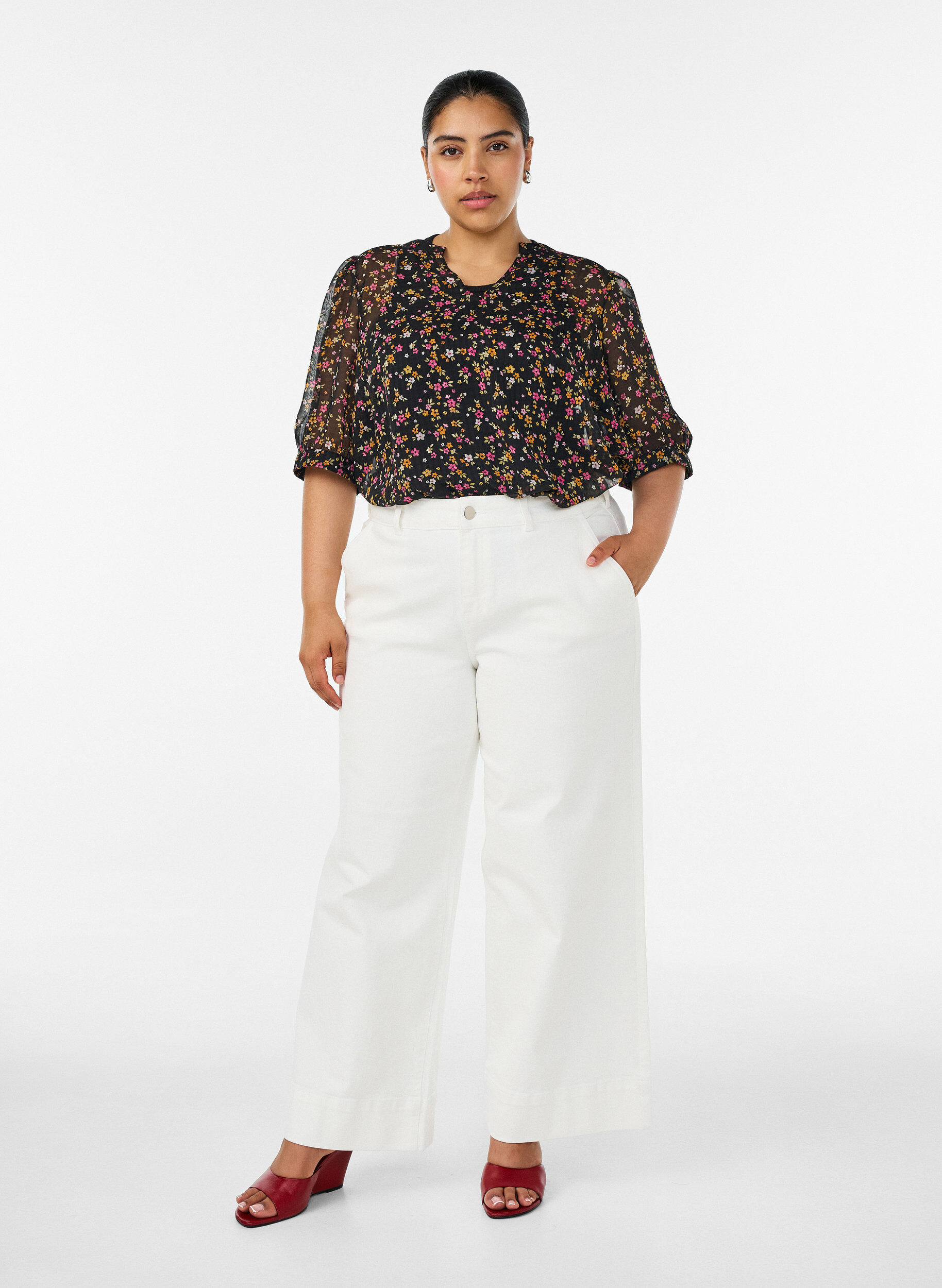 ZizziBluse med blomstertrykk og V-hals, Svart, Model image number 1