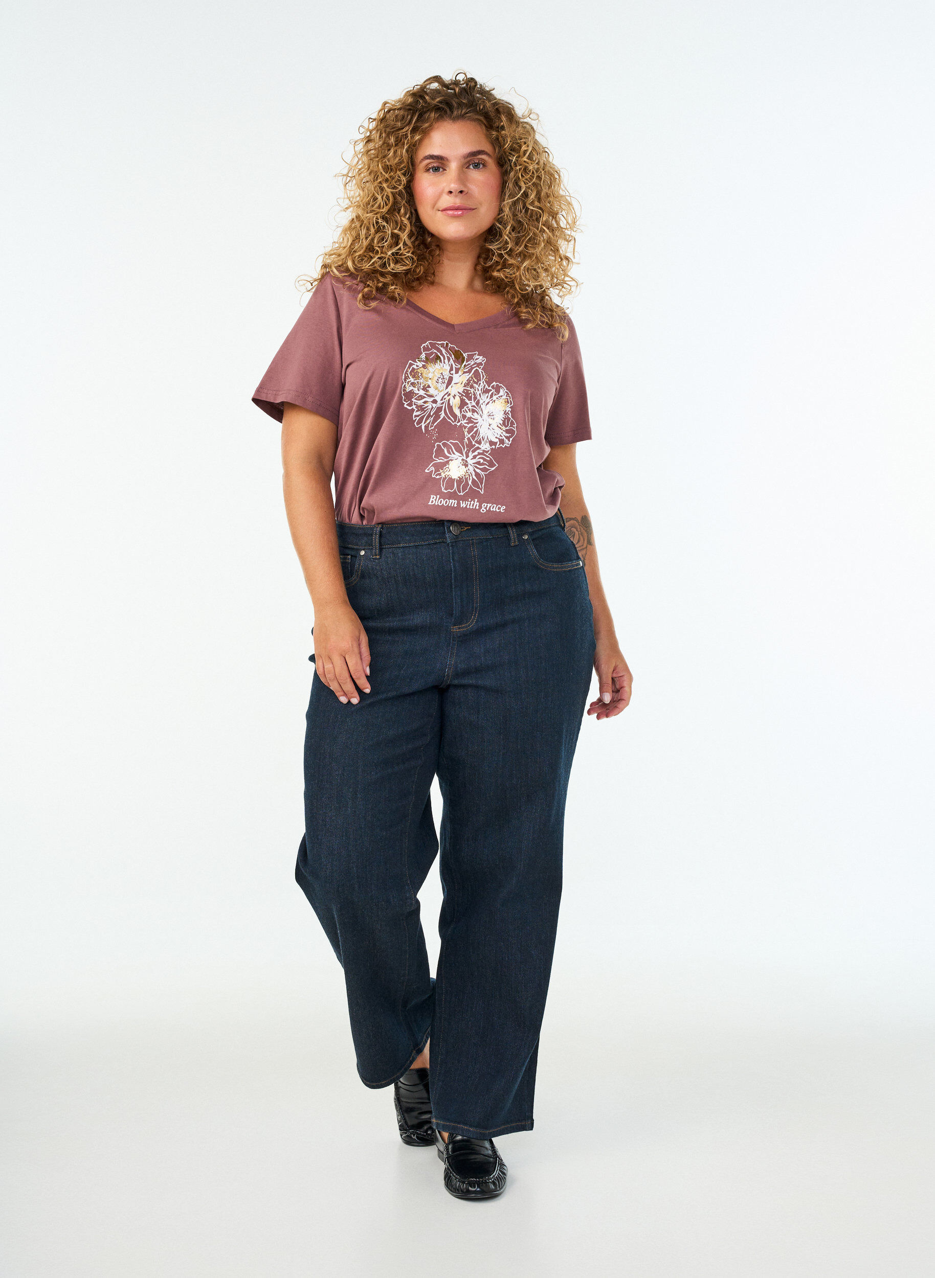 ZizziBomull T-skjorte med fronttrykk og V-hals, Rosa, Model image number 1