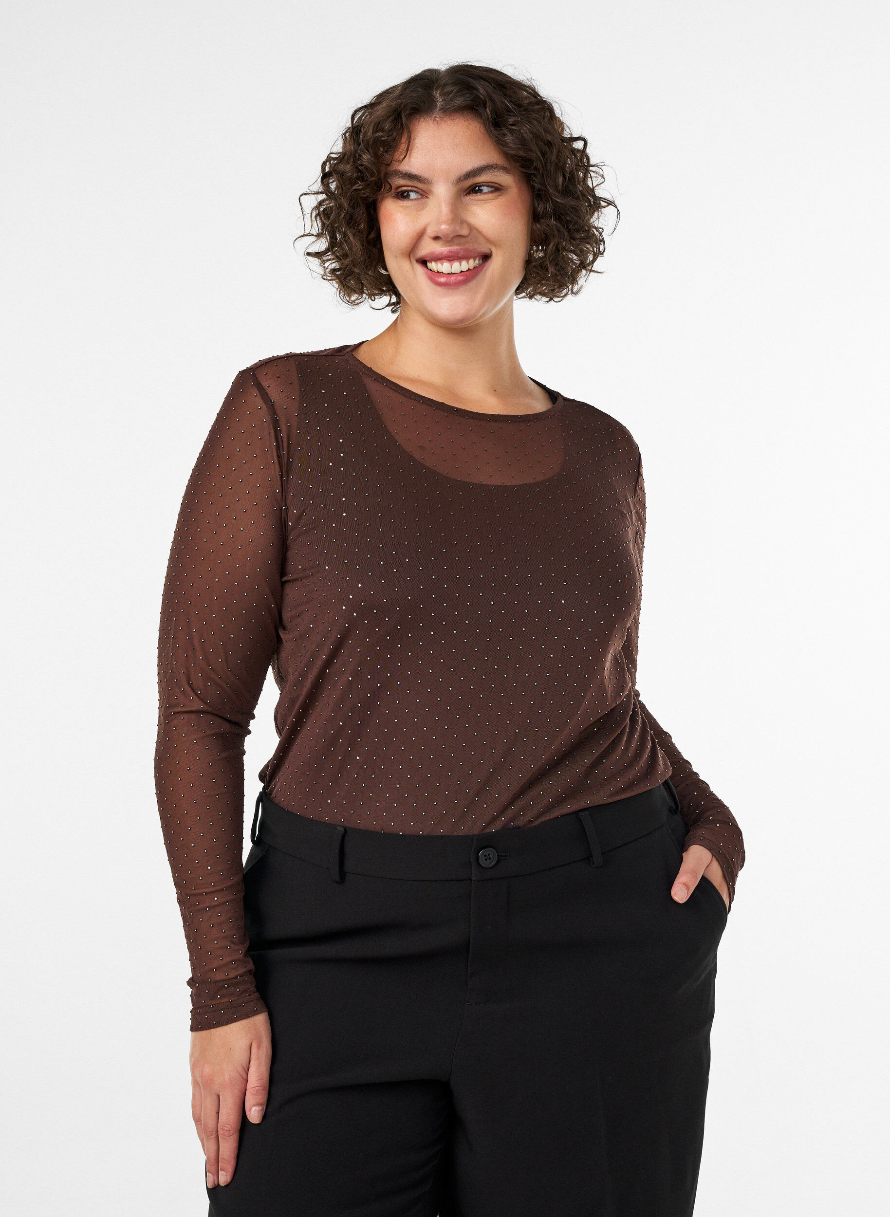 Gjennomsiktig meshbluse med rhinesteiner, Brun, Model