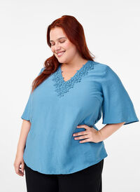 Viskosebluse med V-hals og broderidetaljer, Blå Viskosebluse med V-hals og broderidetaljer, Blå, Model