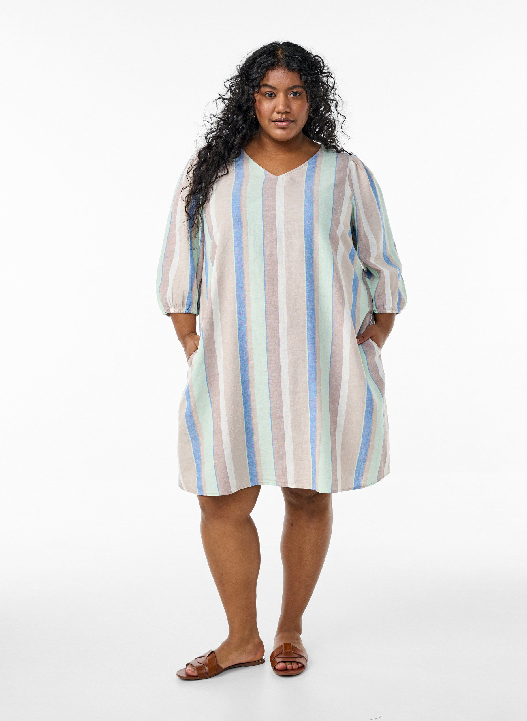 Zizzi Kort kjole i lin og viskose med 3/4 ermer, Bl&aring;, Model image number 1