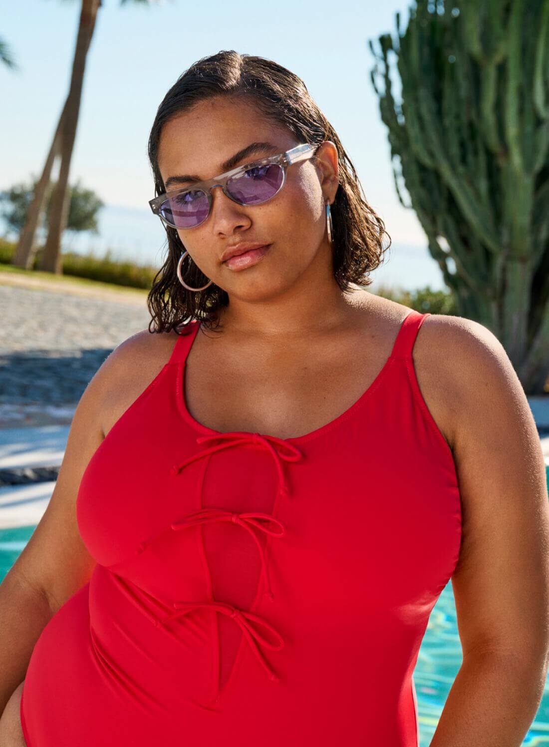 Zizzi R&oslash;d badedrakt med sl&oslash;yfer, , Model