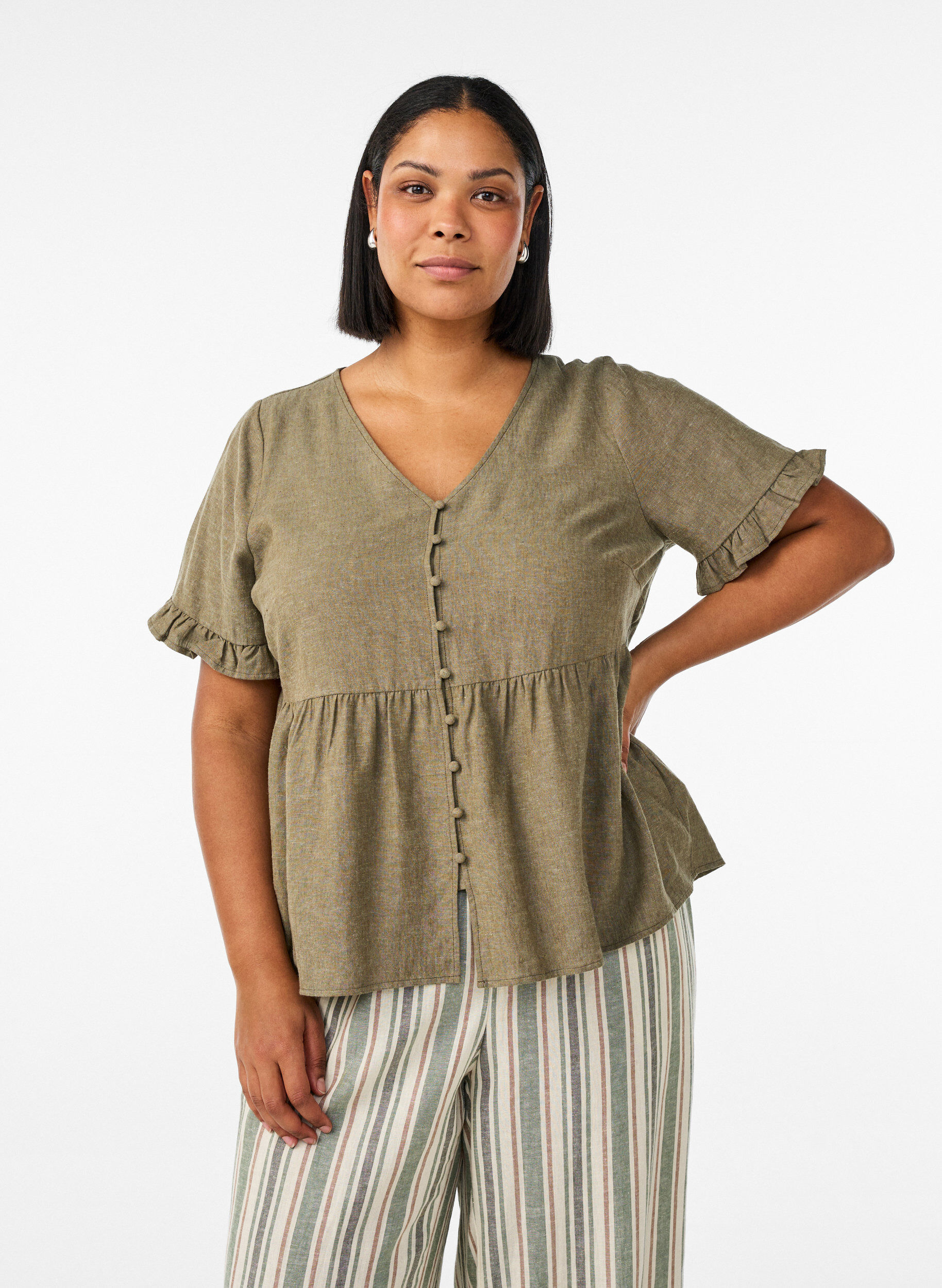 Bluse i lin og viskose med V-hals og knappelukking, Gr&oslash;nn, Model