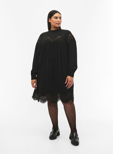 Kjole i viskose med broderte detaljer, Black, Model image number 3