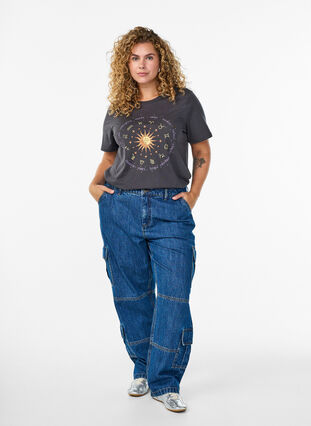 Zizzi Bomulls-T-skjorte med fronttrykk, Grå, Model image number 1