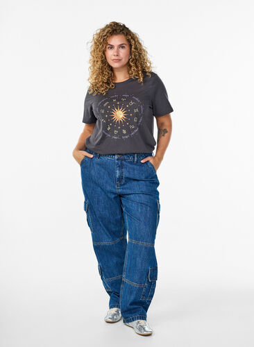 Zizzi Bomulls-T-skjorte med fronttrykk, Grå, Model image number 1