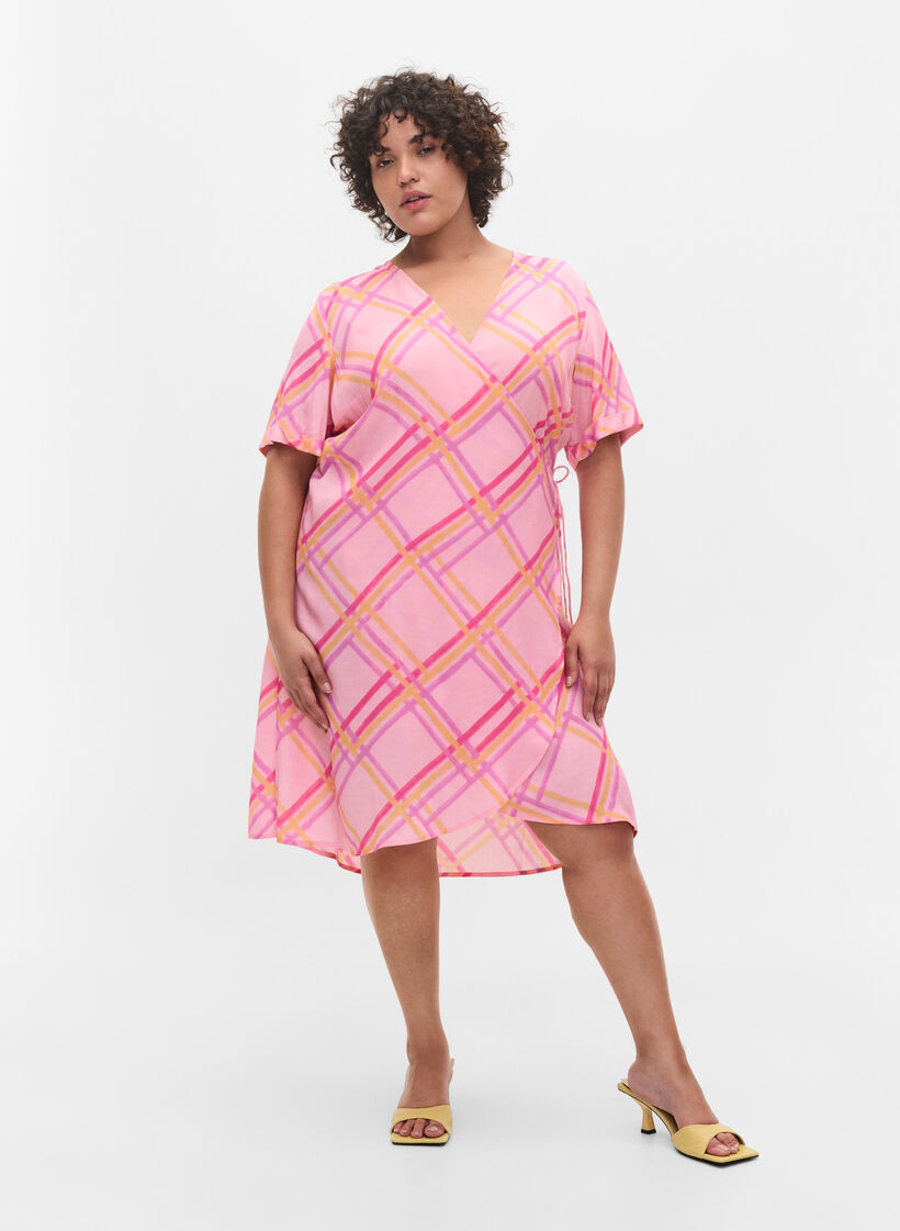 Rutete viskosekjole med omslagseffekt, Pink Check, Model image number 3