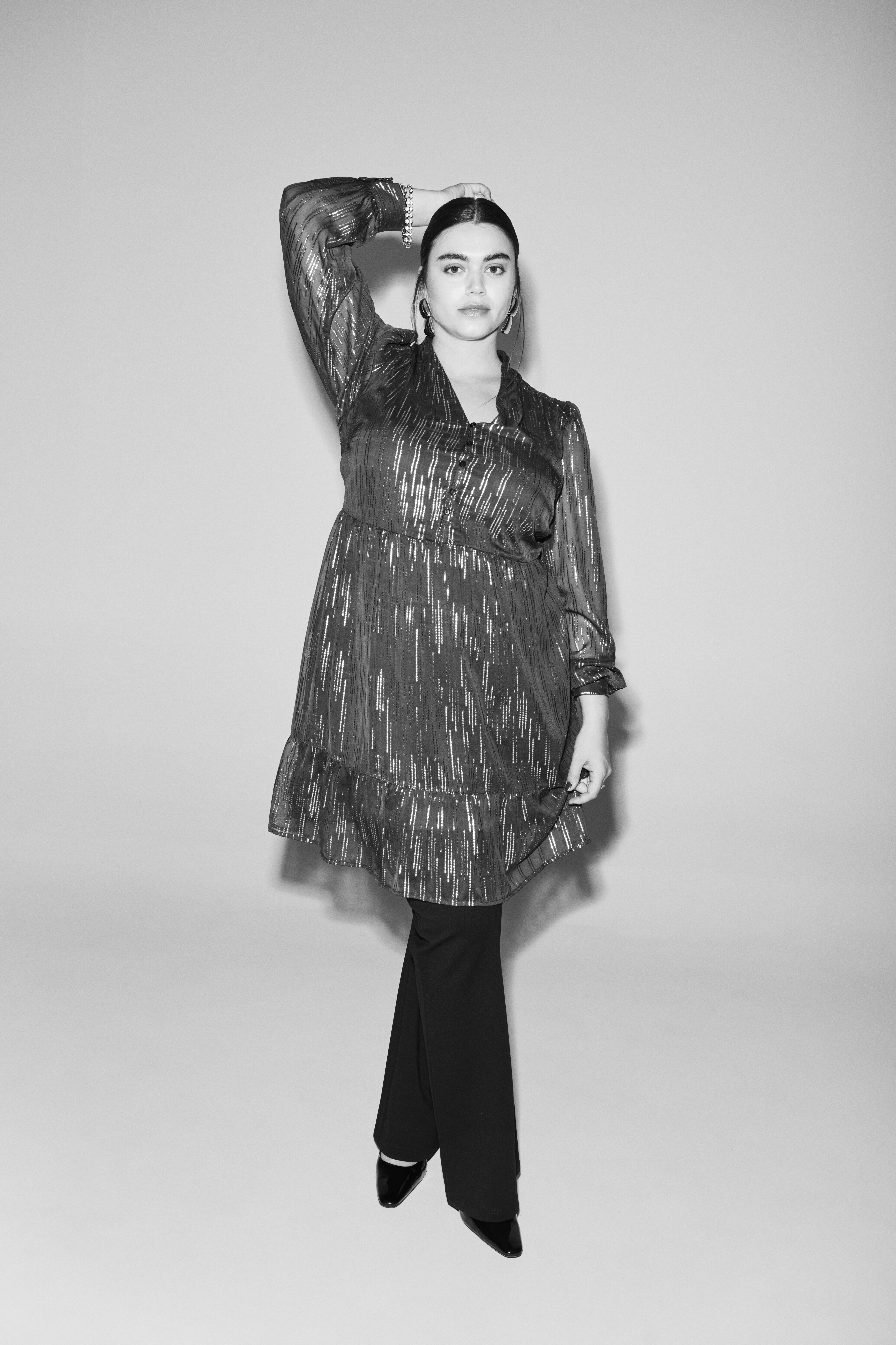 Kjole med glitter, , Model