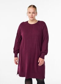 Kort strikkekjole med raglanermer og en midtsøm, Mørk Bordeaux Kort strikkekjole med raglanermer og en midtsøm, Mørk Bordeaux, Model