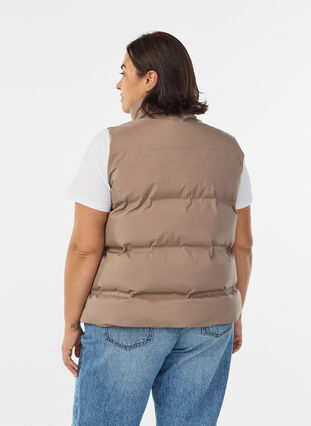 Zizzi Kort puffvest med høy krage, Brun, Model image number 2
