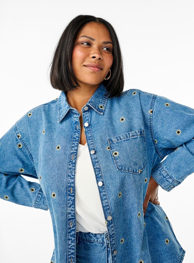 Denim chic stil med blomster., , Model