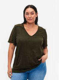 Kortermet bluse med blonder og V-hals, Forest Night, Model
