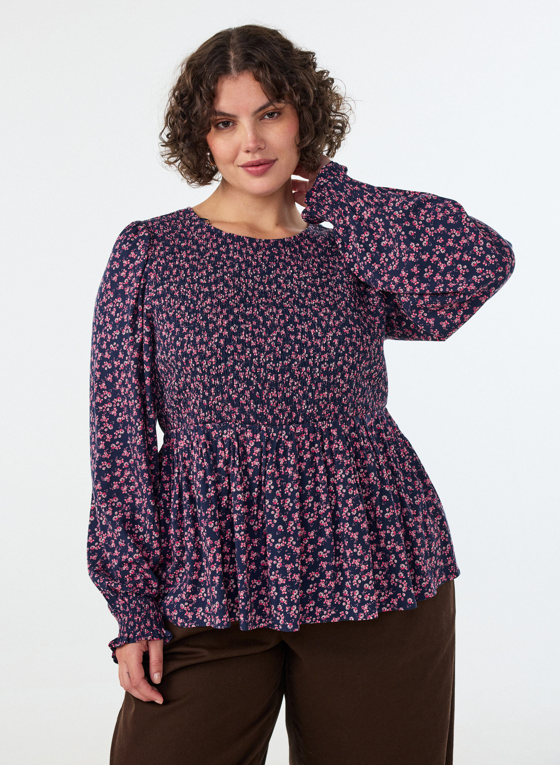 ZizziBluse med smocket topp og blomstertrykk, Bl&aring;, Model image number 2