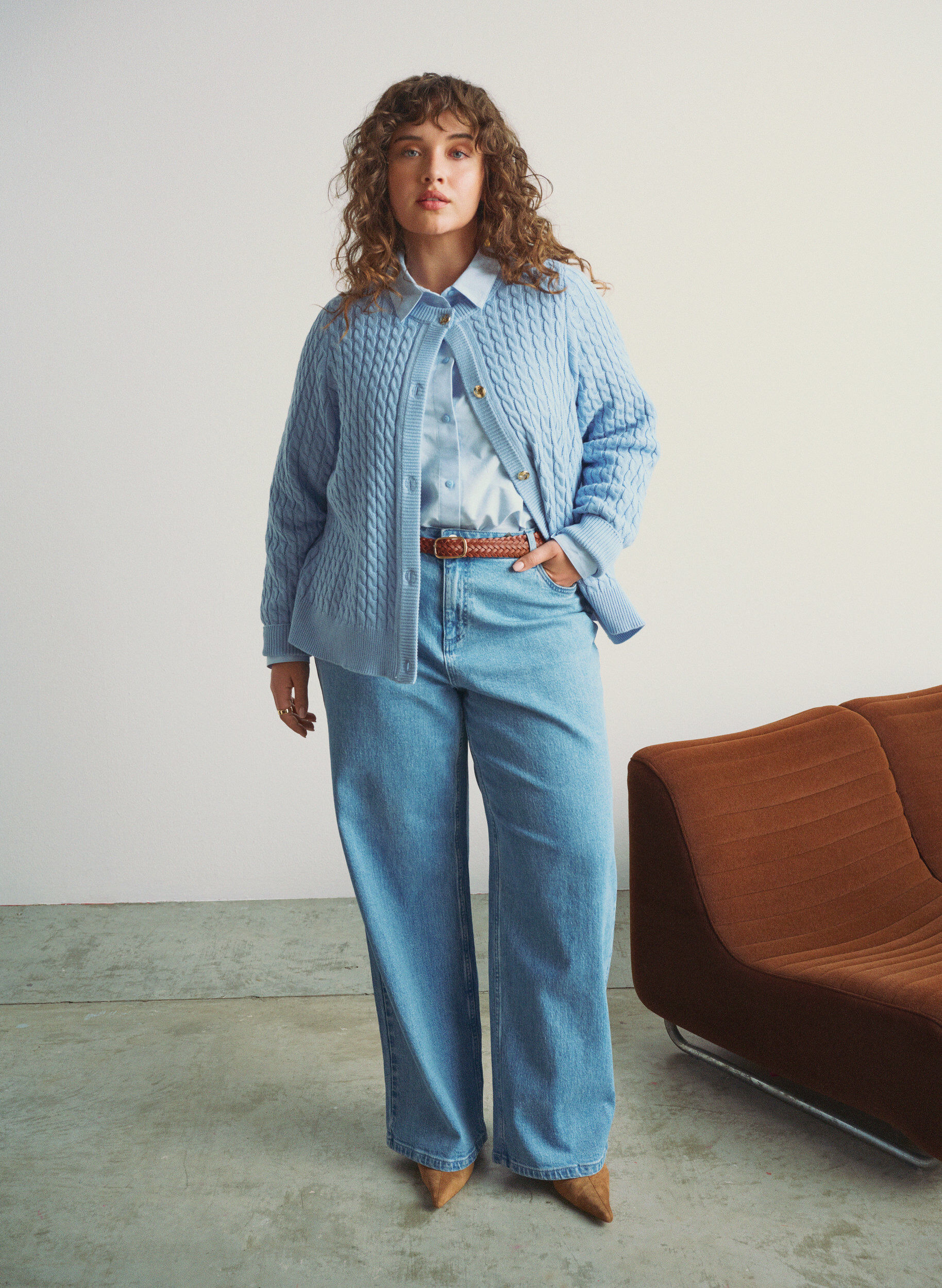 Flettestrikket cardigan med gullfargede knapper
