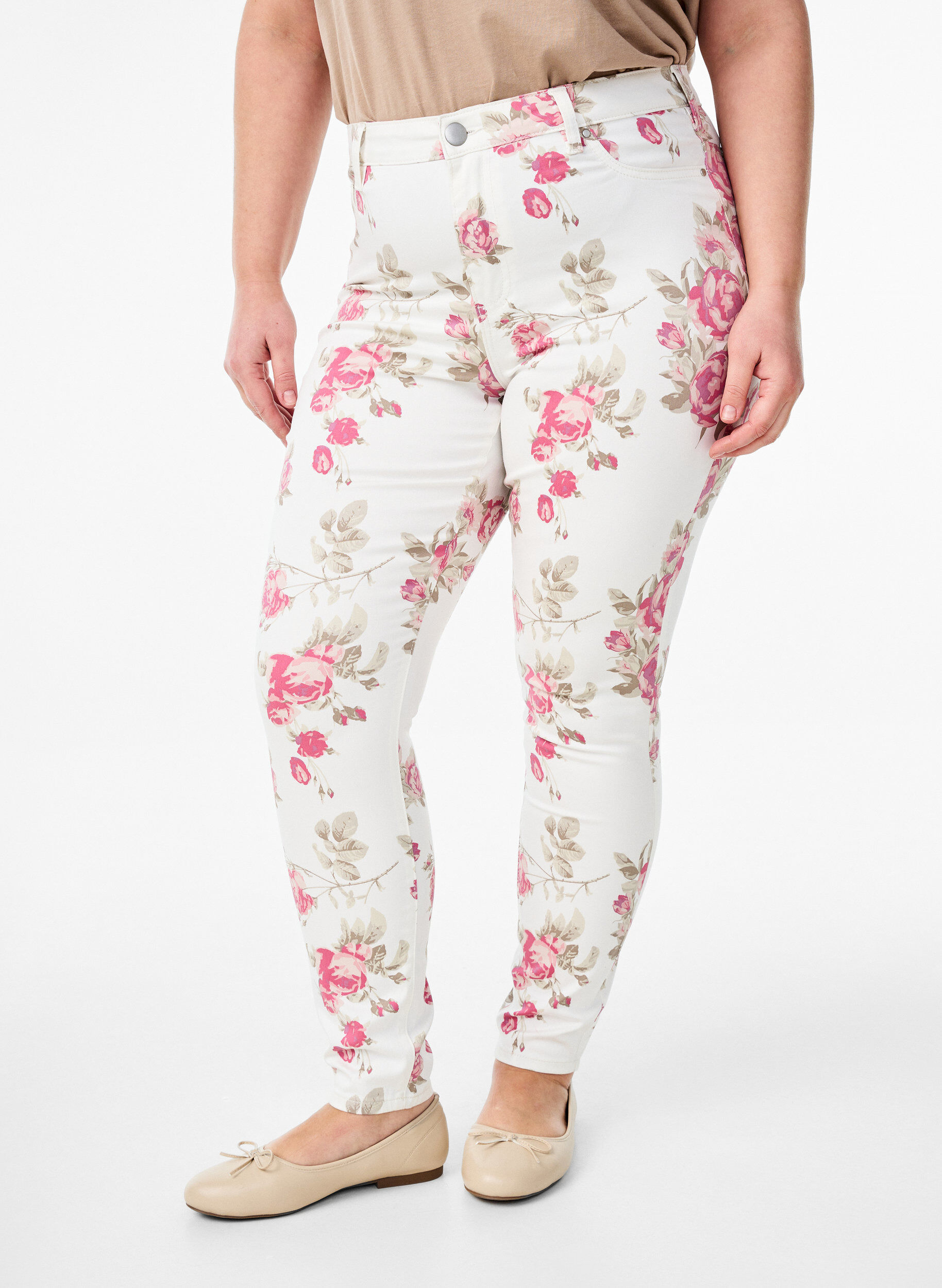 Zizzi Supersmal Amy jeans med blomstertrykk, Vanilje, Model image number 2