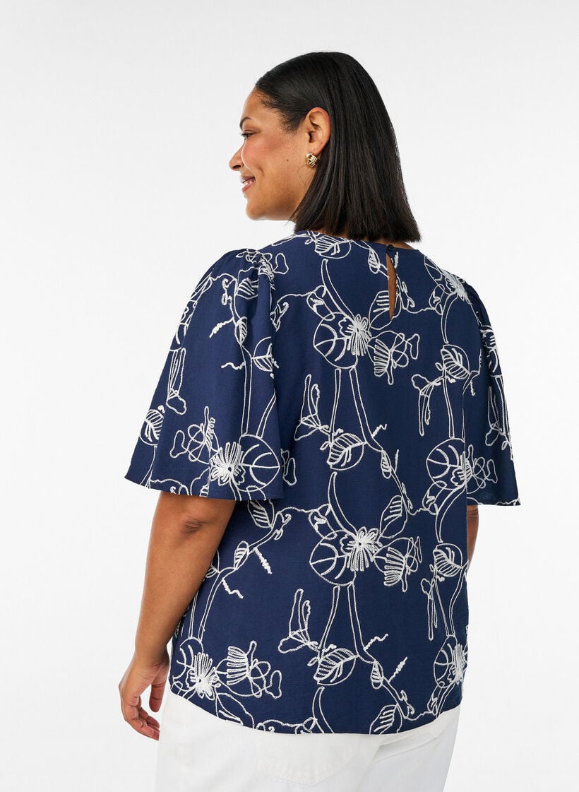 Kortermet bluse med brodert m&oslash;nster, Bl&aring;, Model image number 2