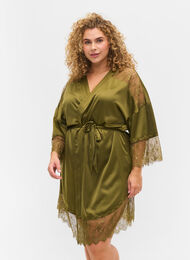 Morgenkåpe med blondedetaljer og knyting, Military Olive ASS, Model