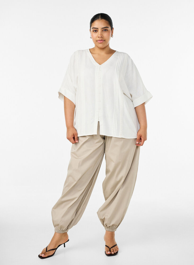 Viskosebluse med heklet kant og knapper, Vanilje, Model image number 1