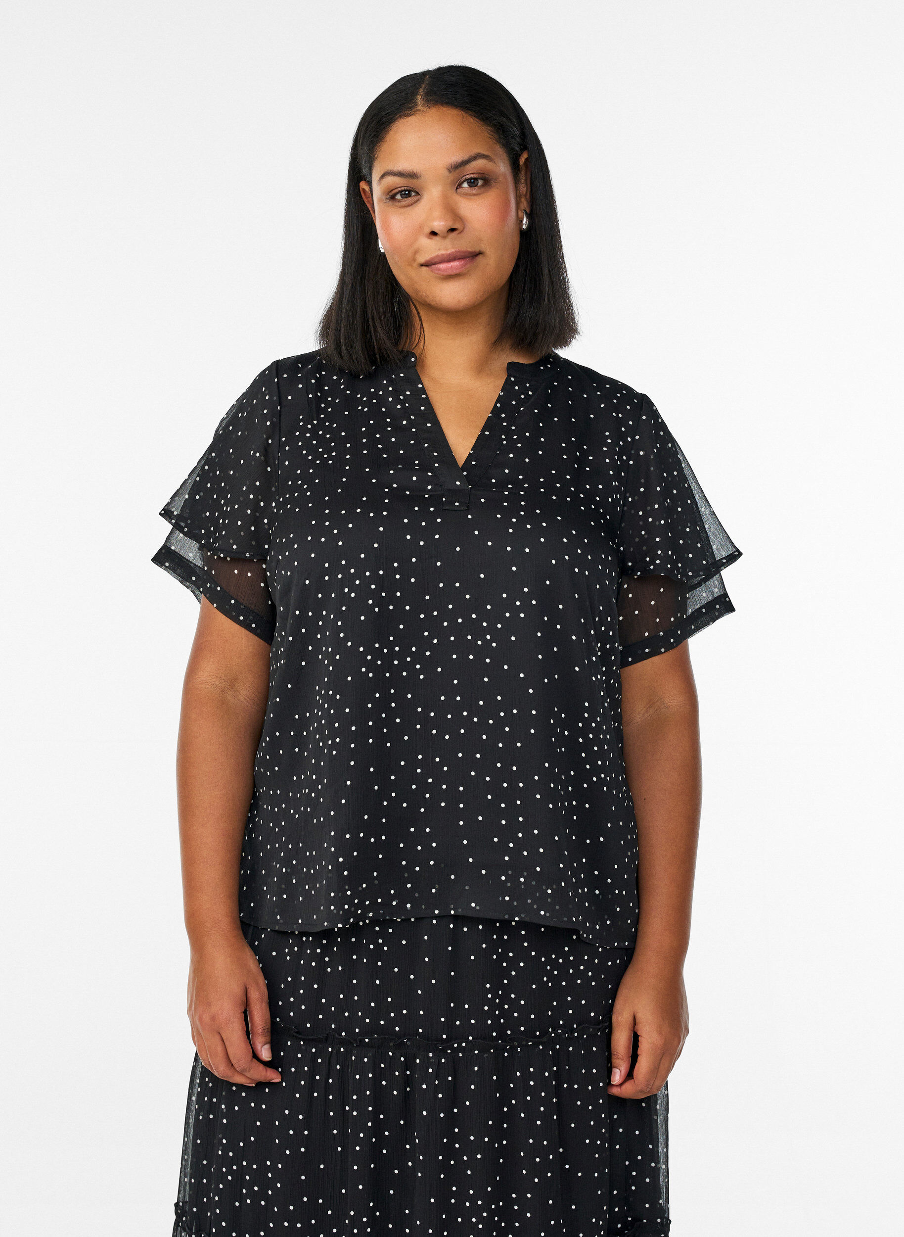 Zizzi Chiffonbluse med polkadotter og volangermer, Svart, Model image number 0