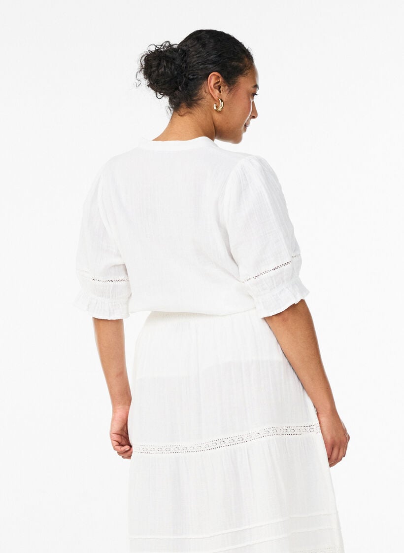 Kortermet bluse i bomullsmusselin med heklet kant, Hvit, Model image number 1