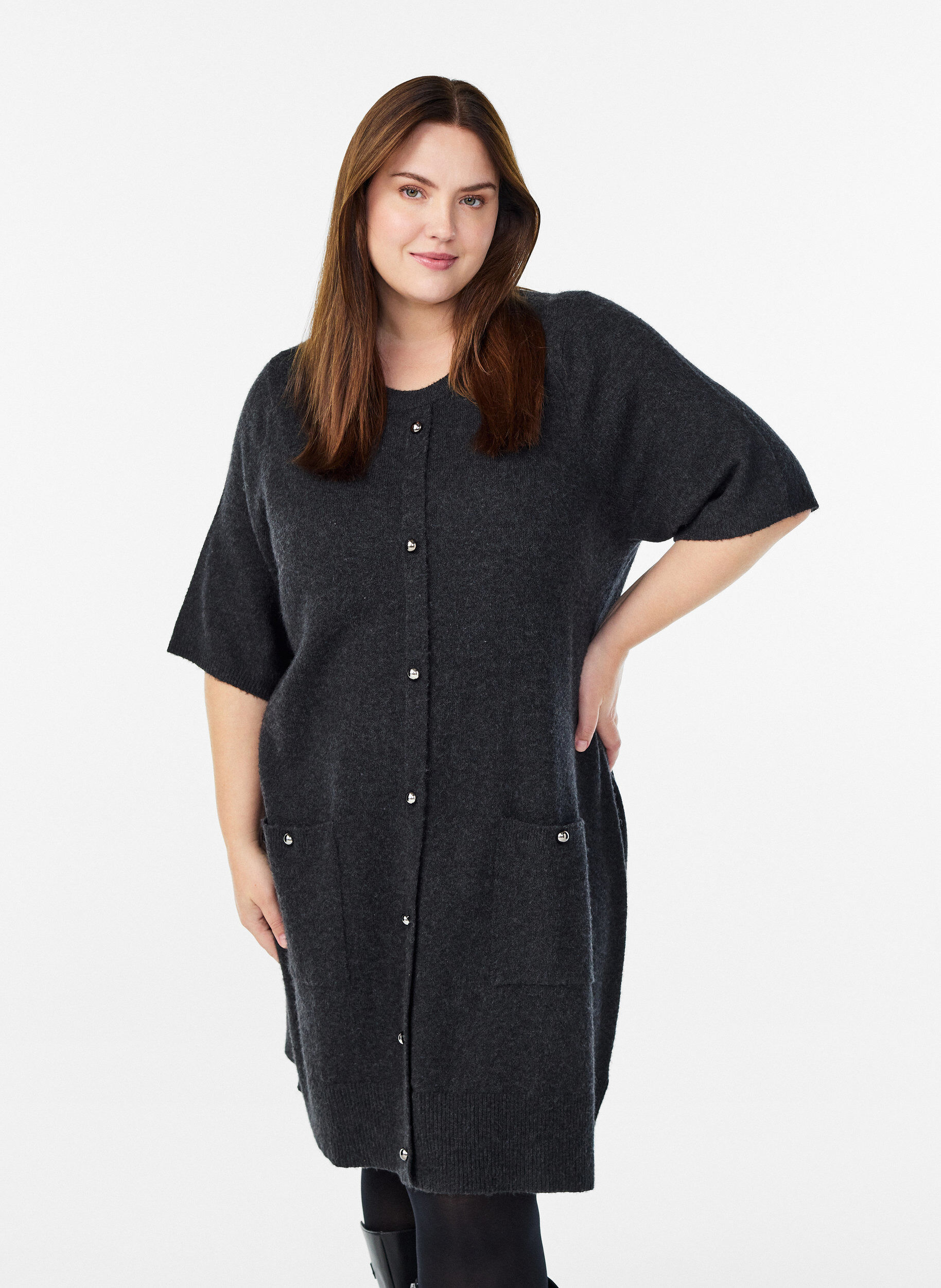 Kort strikket kjole med korte ermer og kuleknapper, Gr&aring;, Model