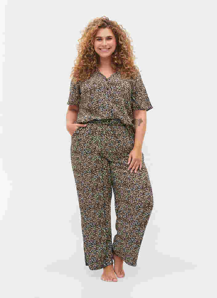 Løse pysjamasbukser i viskose med mønster, Black Flower AOP, Model image number 0