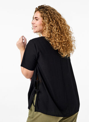 Kortermet bluse i bomullsblanding med lin og blondedetaljer, Black, Model image number 1