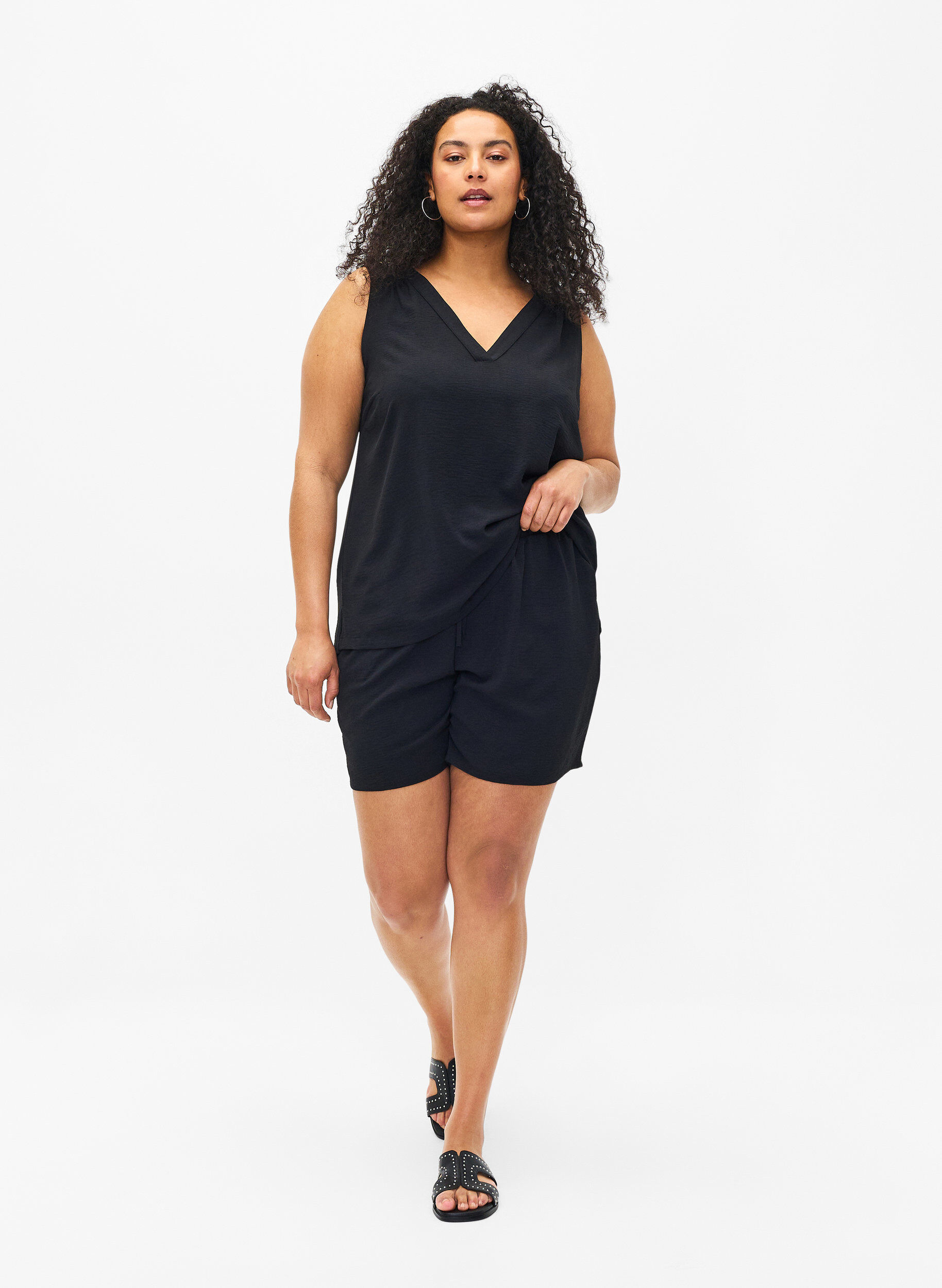 Zizzi Shorts med lommer og elastisk linning, Svart, Model image number 1