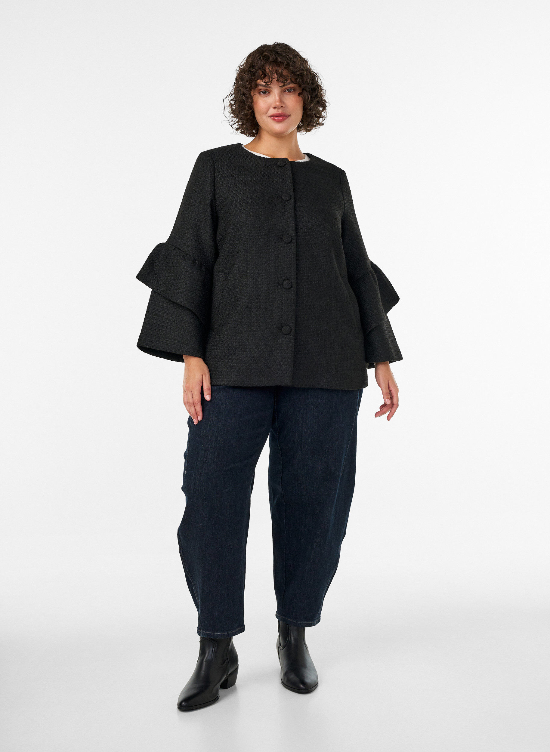 ZizziBoucl&eacute; jakke med rysjedetaljer, Svart, Model image number 1